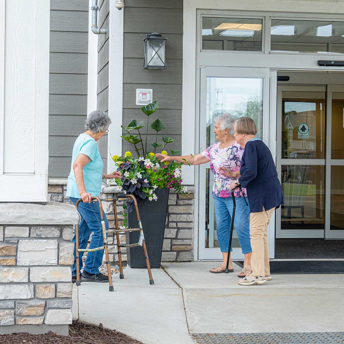 MC-Residents-Exterior-1-cropped – Mill City Senior Living
